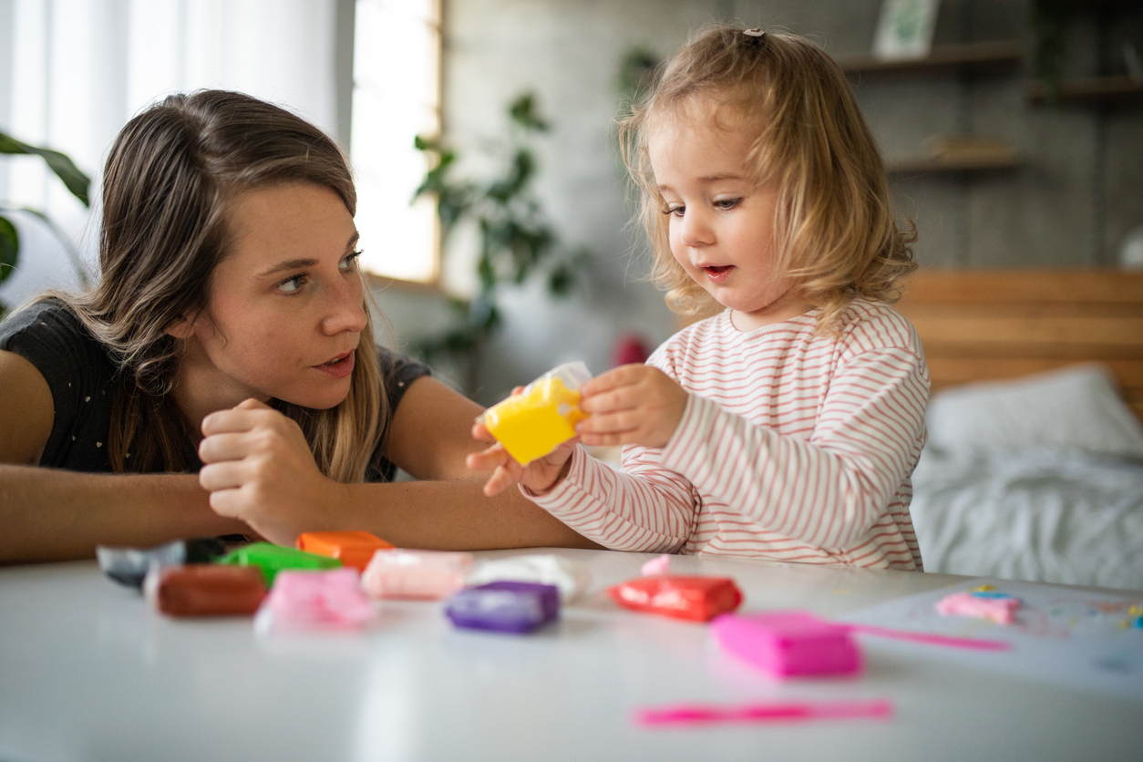 Parent asking WH questions while playing with a toddler to support early language development
