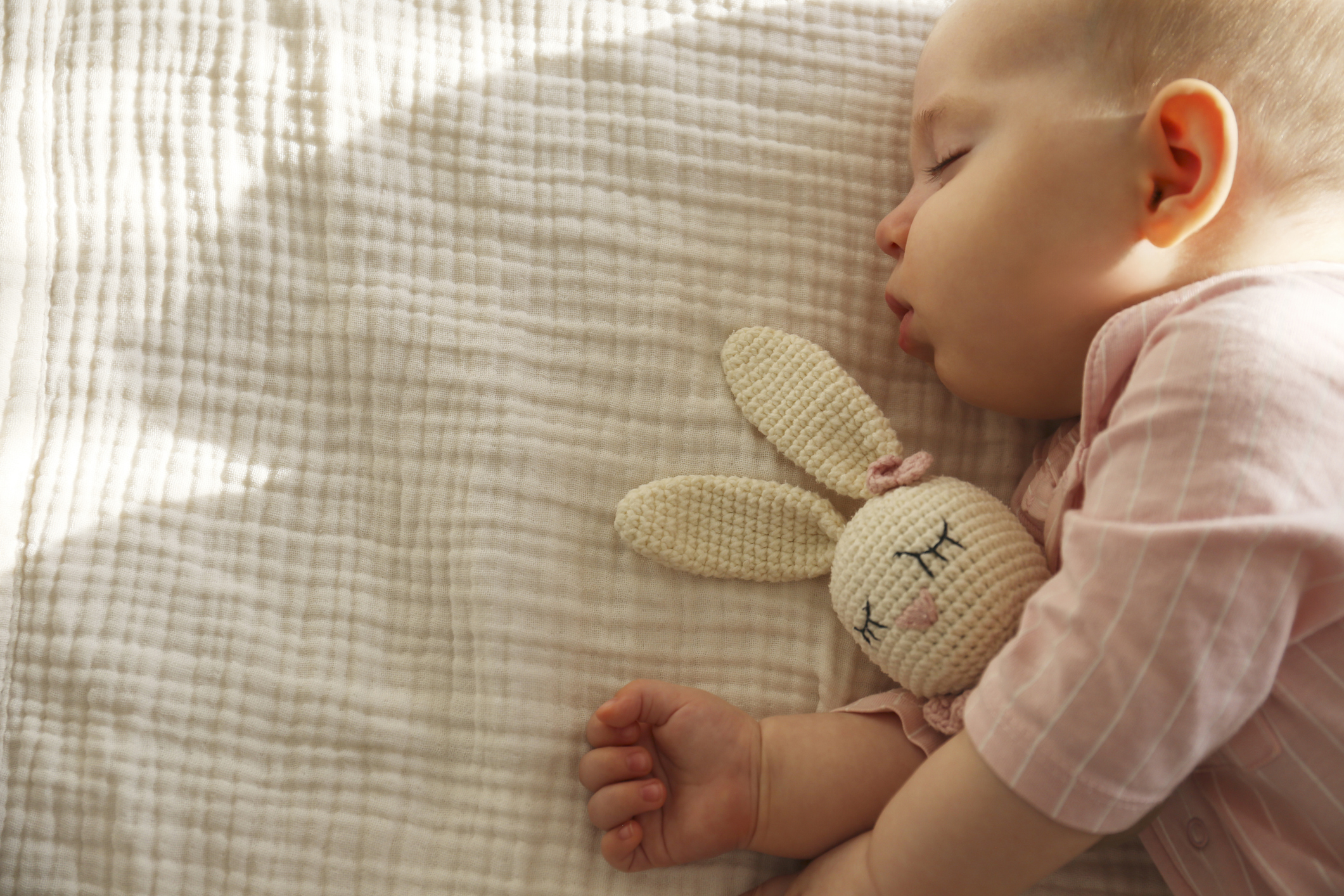 sleeping toddler following a healthy sleep schedule with naps and nighttime rest